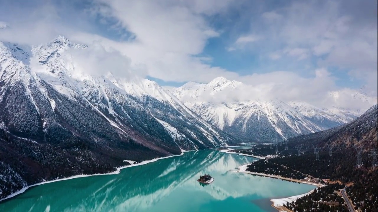 航拍西藏雪后天晴然乌湖雪山视频素材