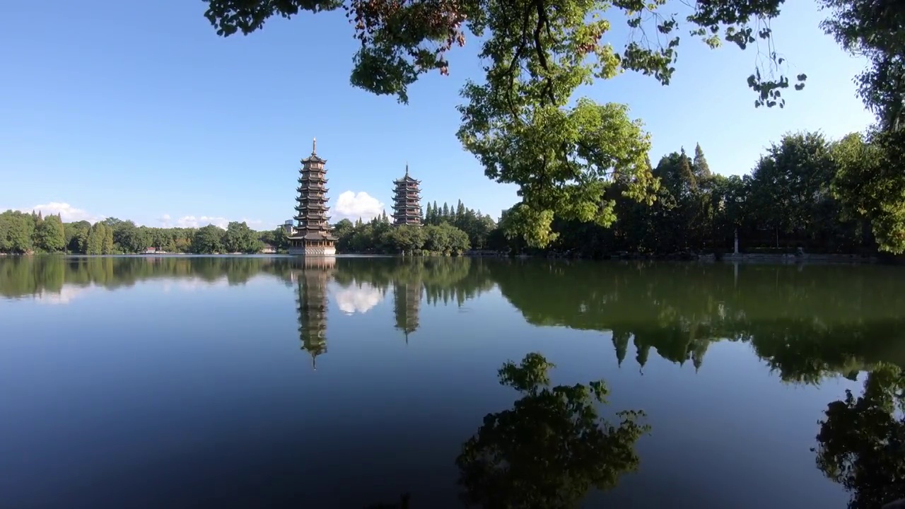 蓝天白云下桂林杉湖景区的日月双塔视频素材