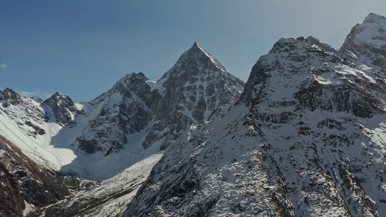 航拍四姑娘山雪山特写视频素材