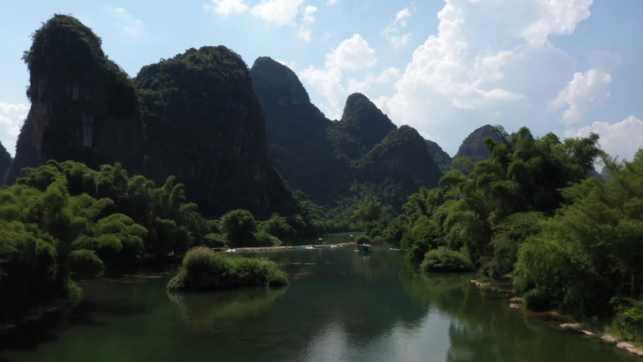 蓝天白云下桂林阳朔遇龙河风光视频素材