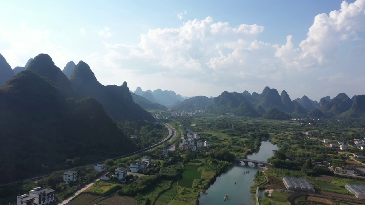 蓝天白云下桂林阳朔遇龙河两岸风景视频素材