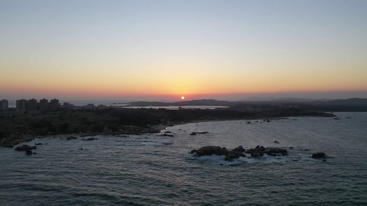 航拍汕尾市红海湾景区海滩日落，国内海滩视频下载