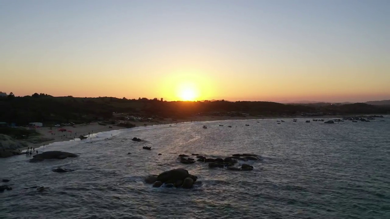 航拍汕尾市红海湾景区海滩日落，国内海滩视频下载