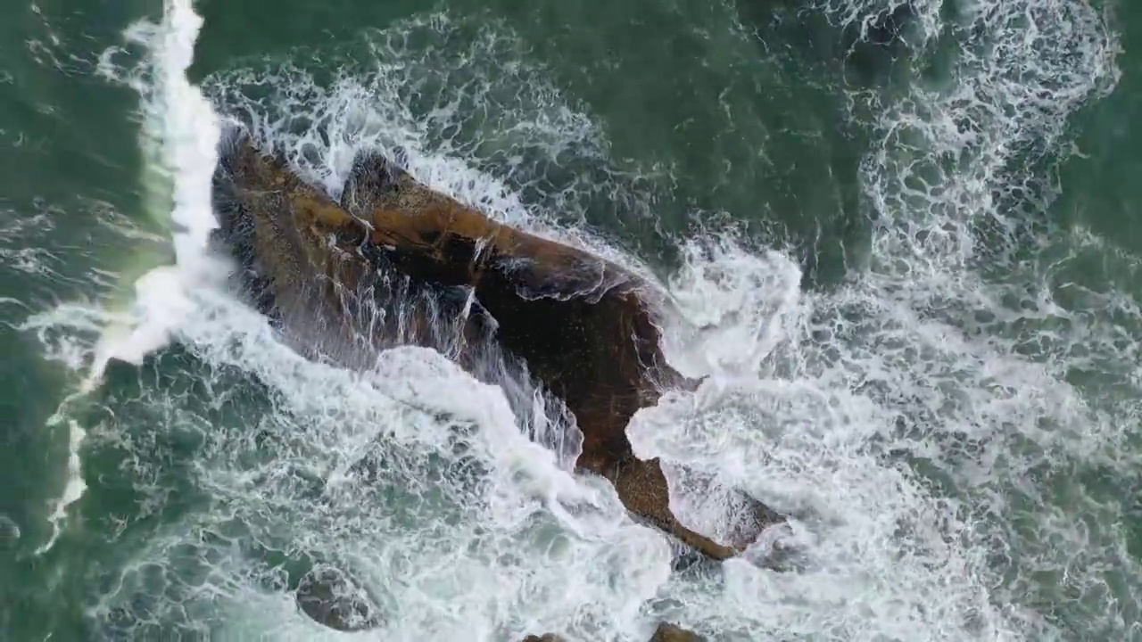 航拍汕尾红海湾，海浪，礁石，自然神力，国内海滩视频素材