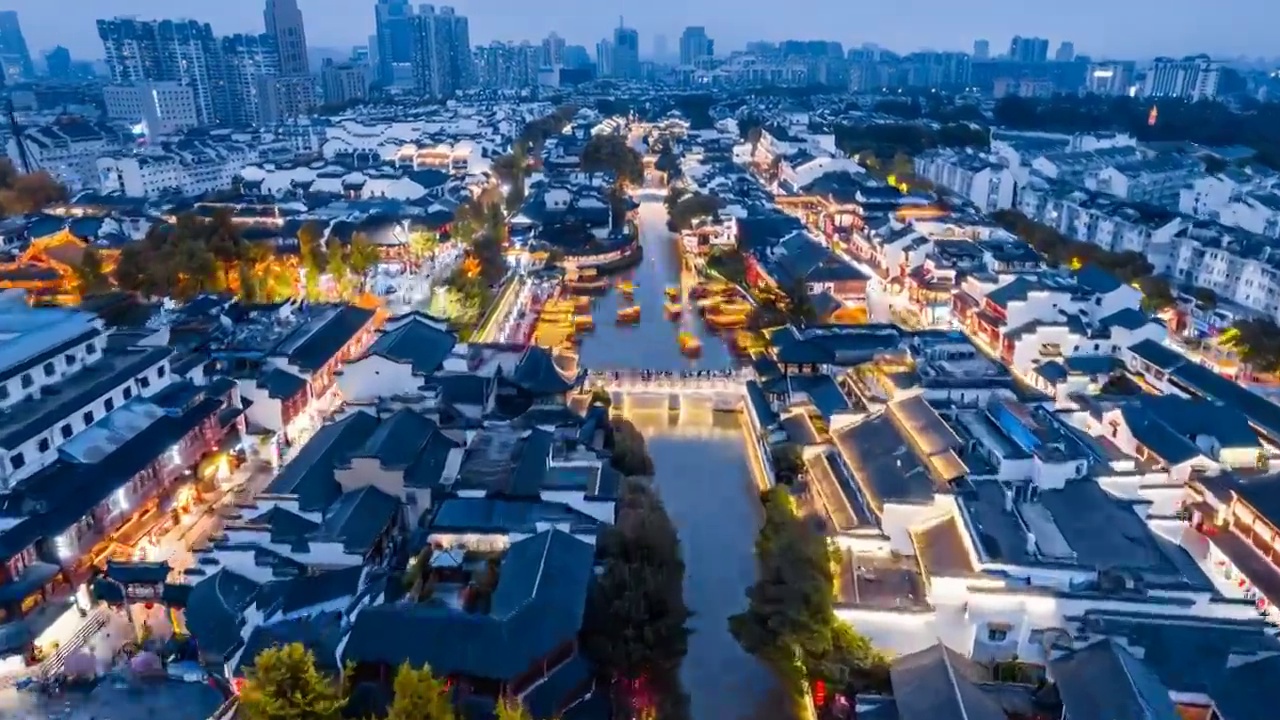 中国江苏南京秦淮河上的游船夜景航拍延时摄影视频素材