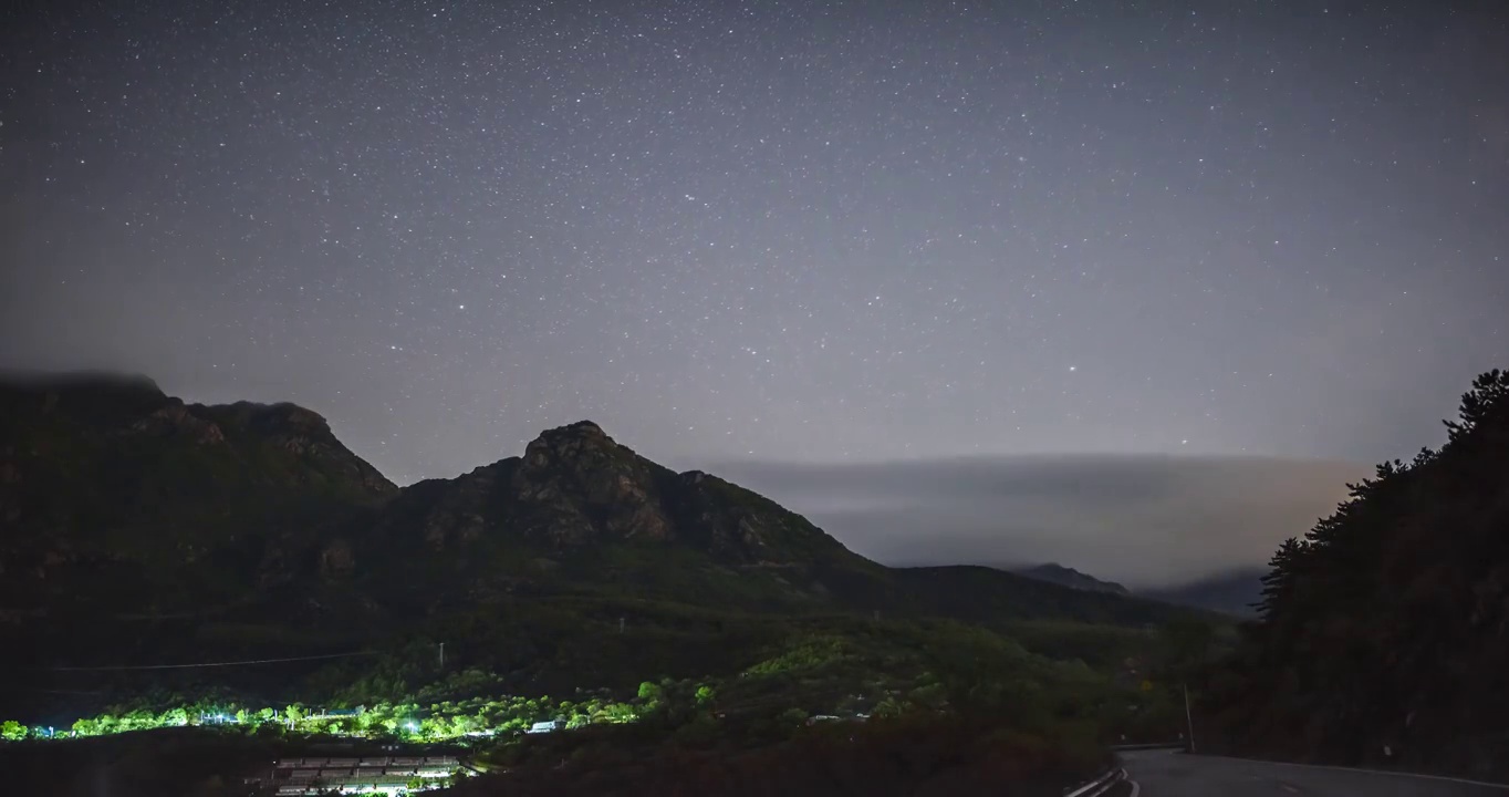 夜晚的百草畔山顶云帽以及星空延时视频视频素材