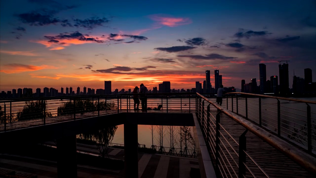 城市的观景平台与城市夕阳延时视频素材