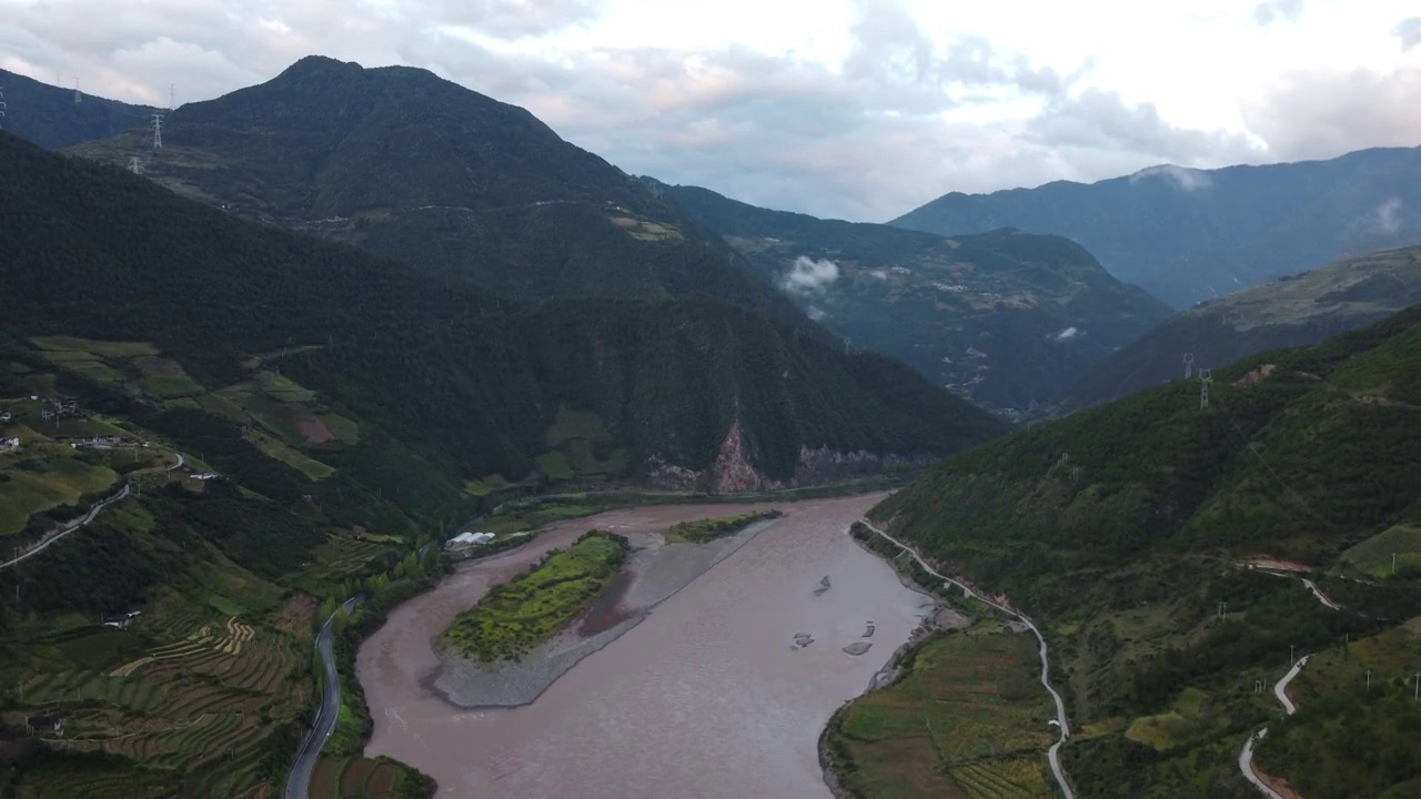 云南迪庆州维西县叶枝镇附近的澜沧江航拍视频素材