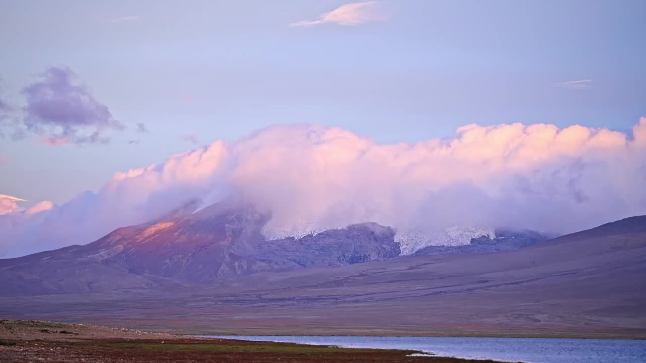 西藏风光多庆措卓木拉日雪山日落夕阳视频素材