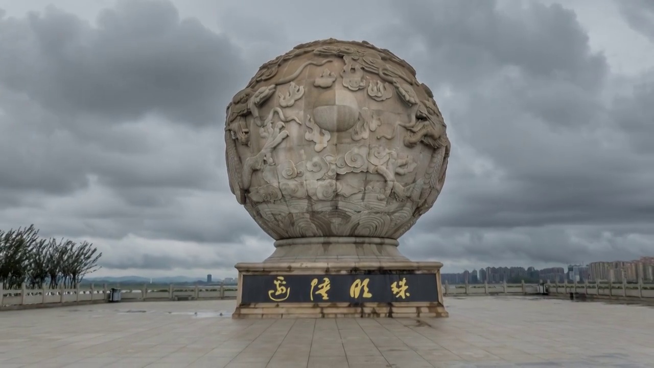 台风狂风暴雨下的广西防城港边陲明珠广场视频素材