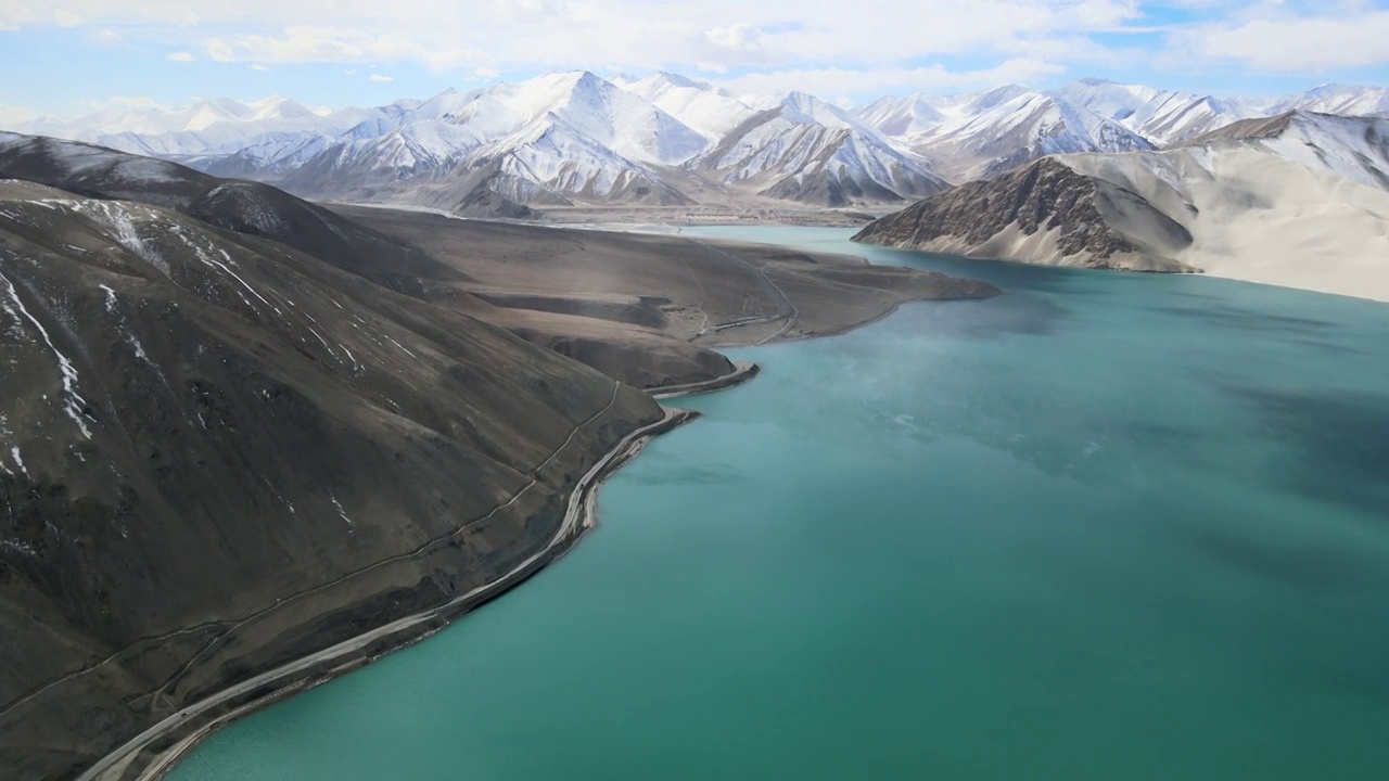 航拍晴天的白沙湖湖岸公路视频素材