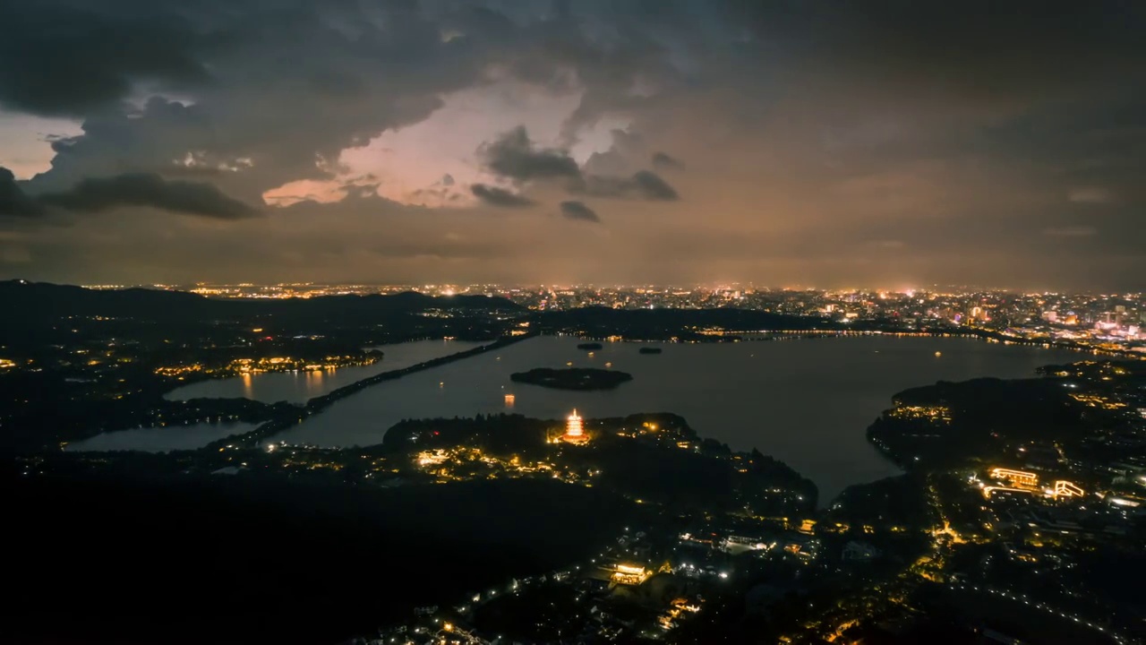 台风前夕的西湖夜色视频素材