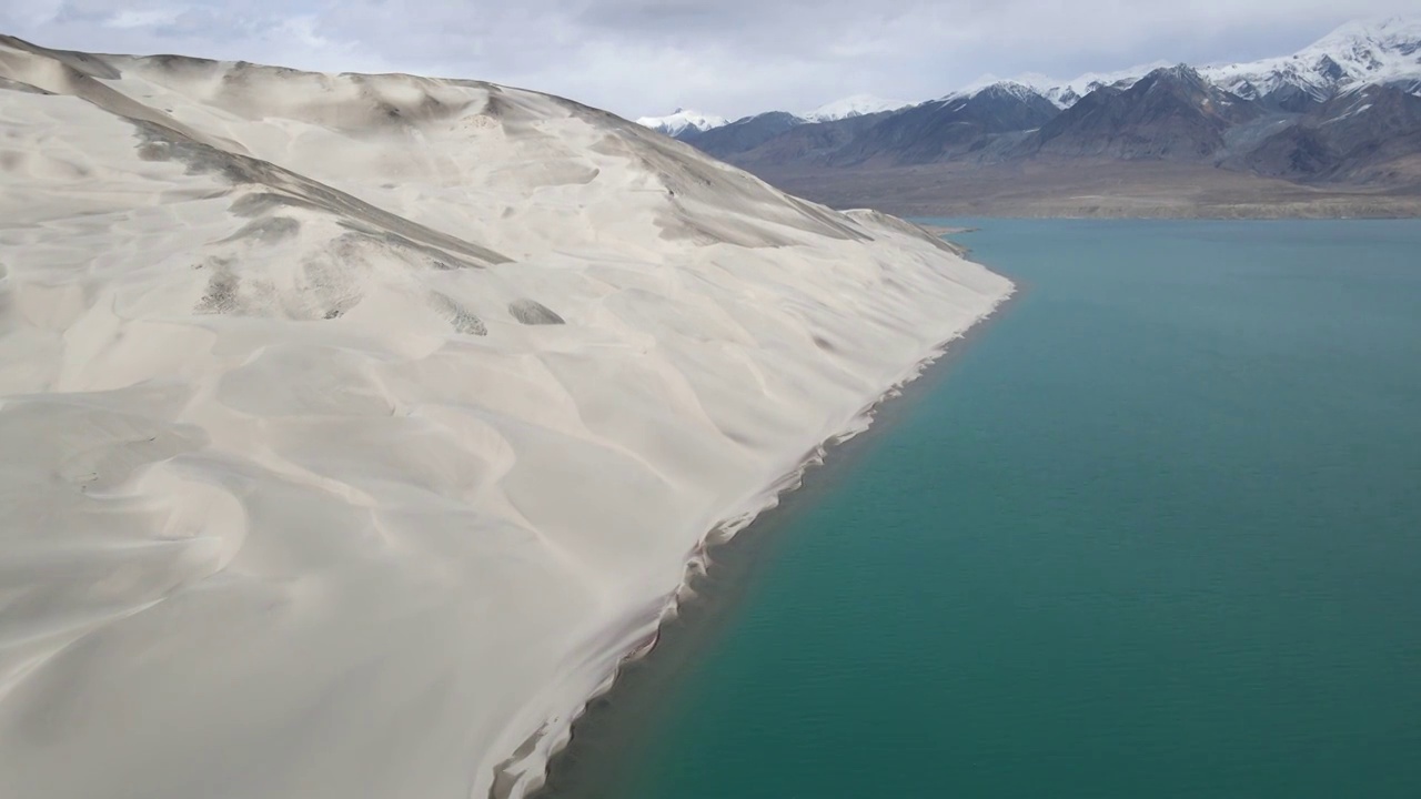 航拍白沙湖与白沙山视频素材