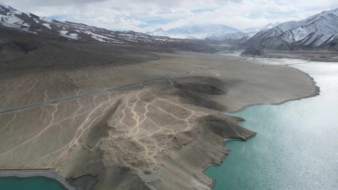 航拍白沙湖与白沙山景区视频素材