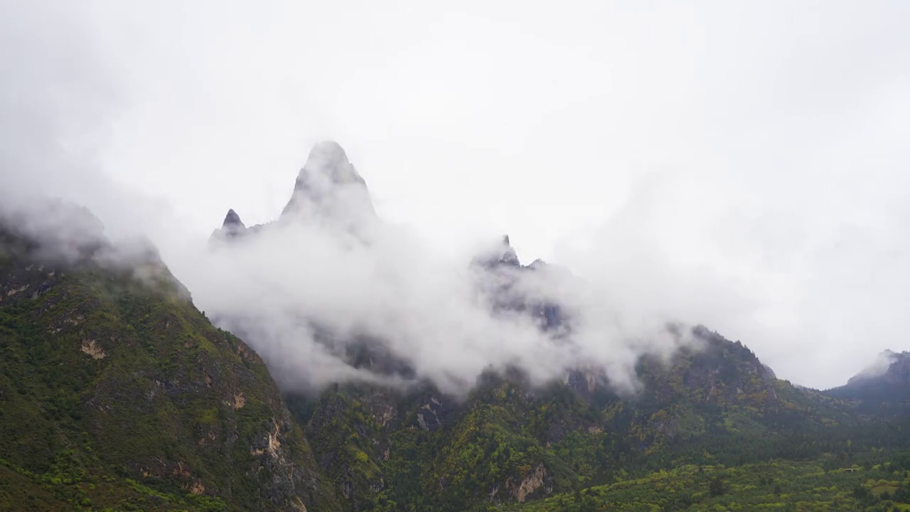 中国甘肃省甘南藏族自治州扎尕那旅游风景区，洛克之路沿途风光延视频素材