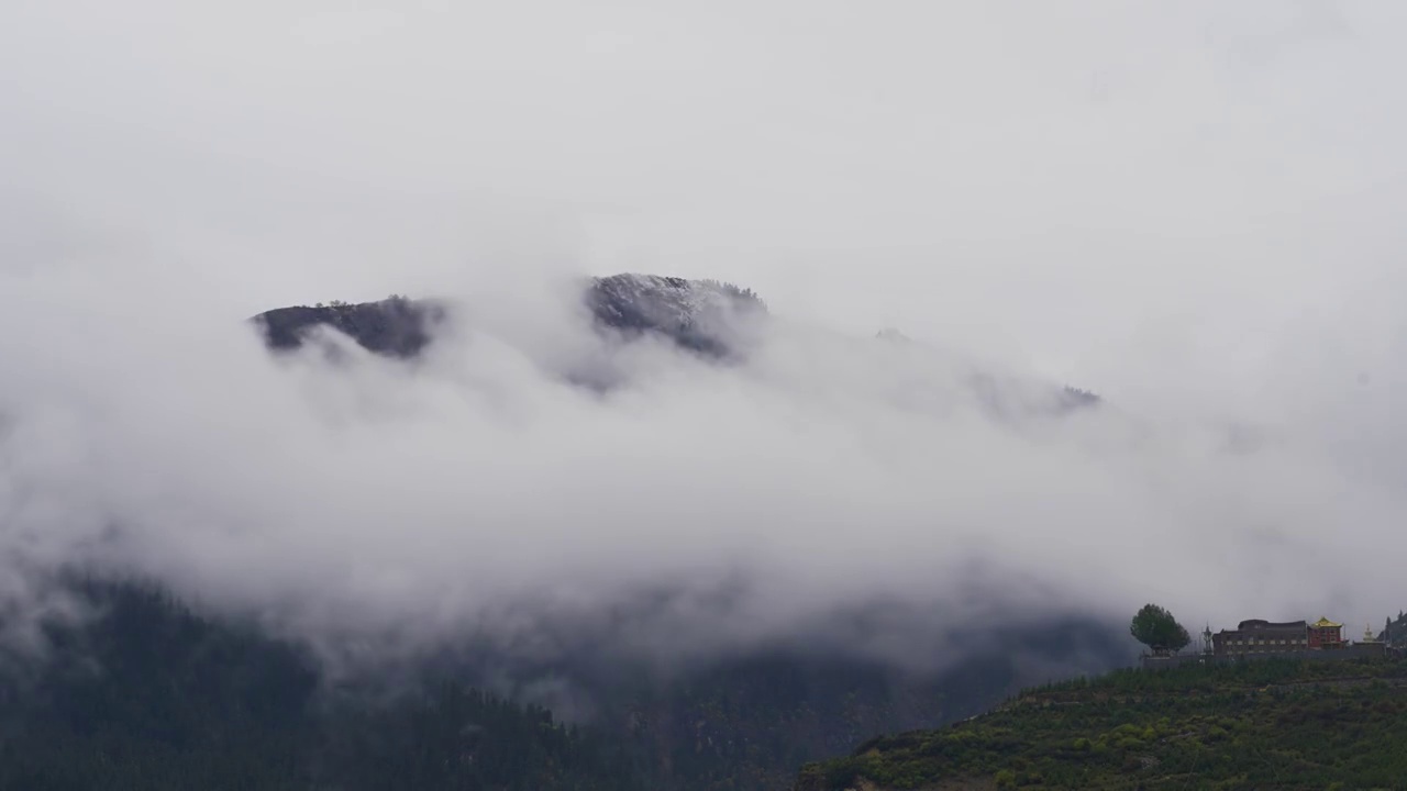 中国甘肃省甘南藏族自治州扎尕那旅游风景区，洛克之路沿途风光延视频素材