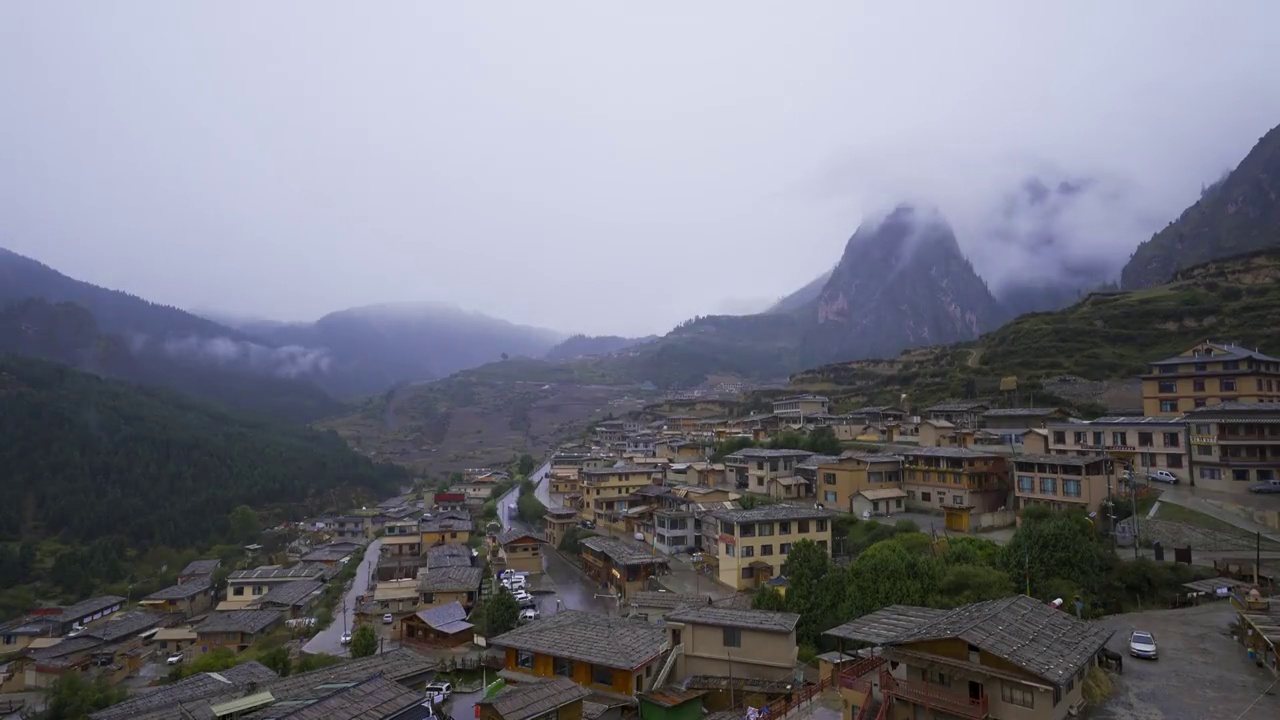 中国甘肃省甘南藏族自治州扎尕那旅游风景区，洛克之路沿途风光延视频素材