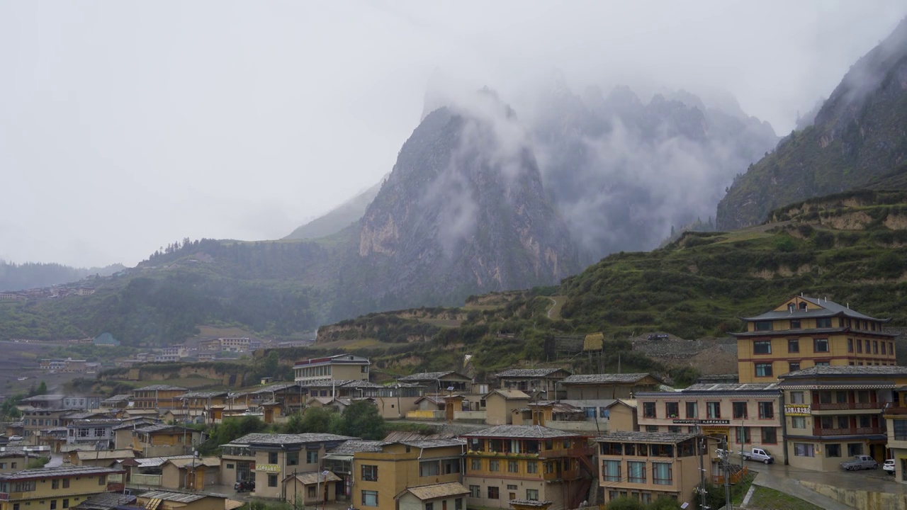 中国甘肃省甘南藏族自治州扎尕那旅游风景区，洛克之路沿途风光延视频素材