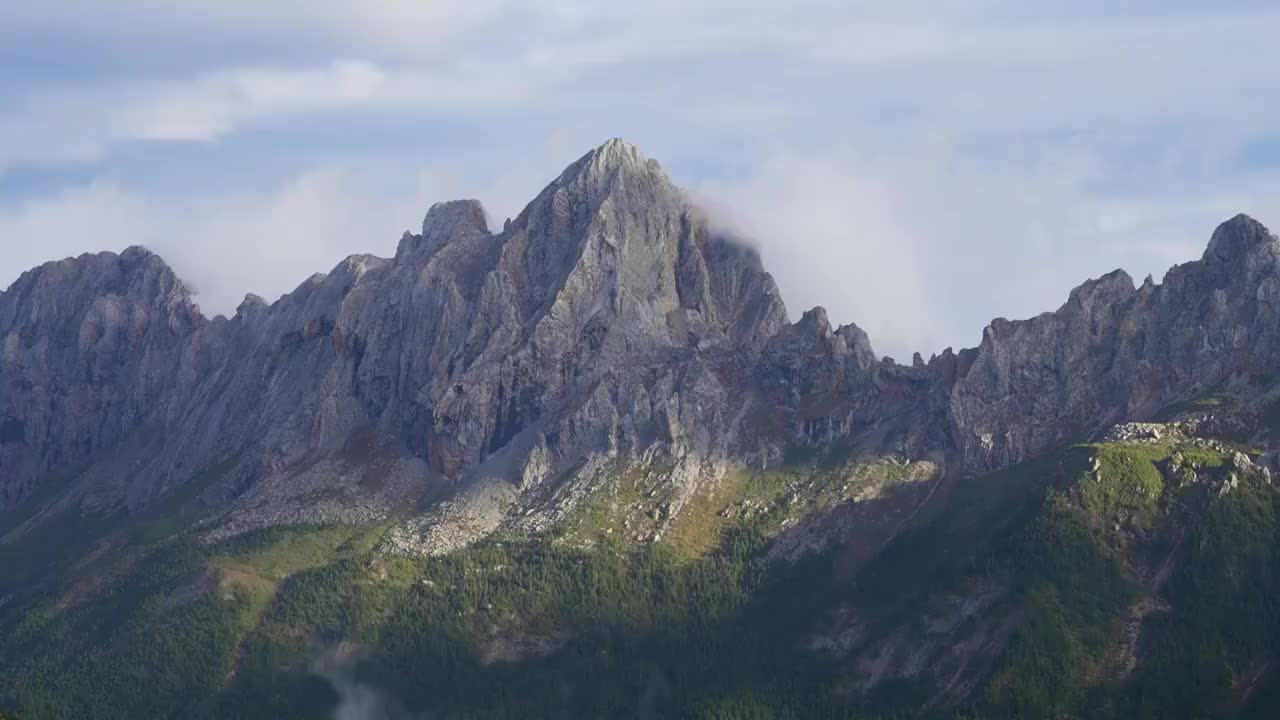 中国甘肃省甘南藏族自治州扎尕那旅游风景区，洛克之路沿途风光延视频素材