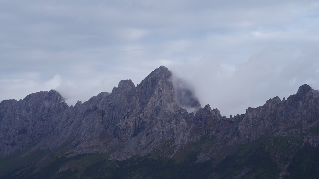 中国甘肃省甘南藏族自治州扎尕那旅游风景区，洛克之路沿途风光延视频素材