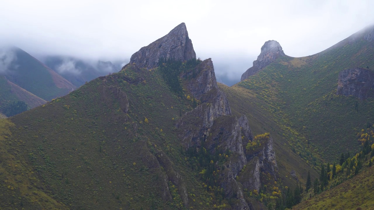 中国甘肃省甘南藏族自治州扎尕那旅游风景区，洛克之路沿途风光延视频素材