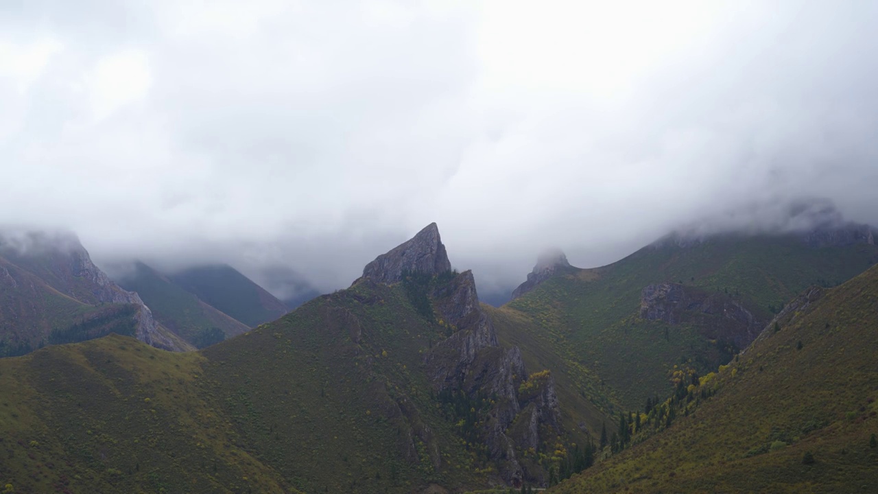 中国甘肃省甘南藏族自治州扎尕那旅游风景区，洛克之路沿途风光延视频素材