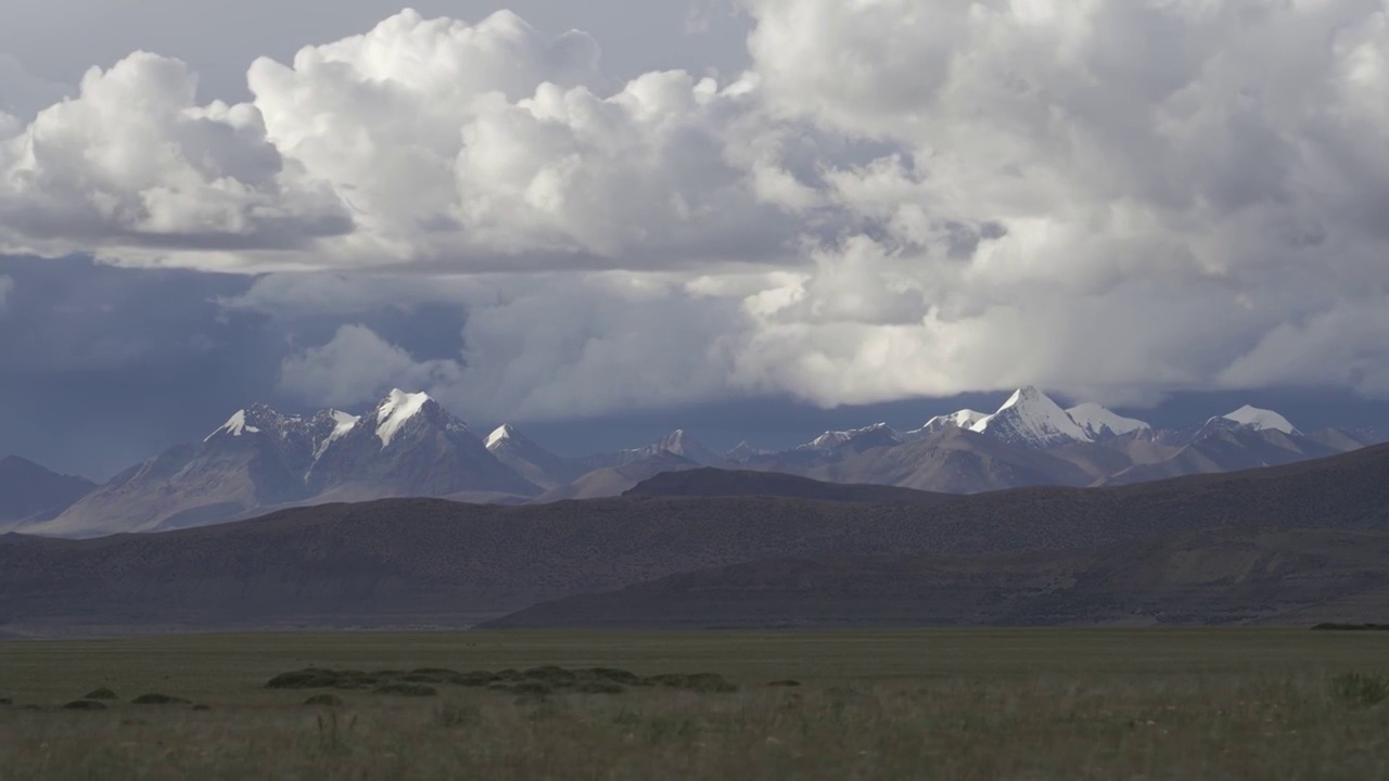 西藏阿里地区雪山风光延时摄影，西藏高原云景延时视频视频素材