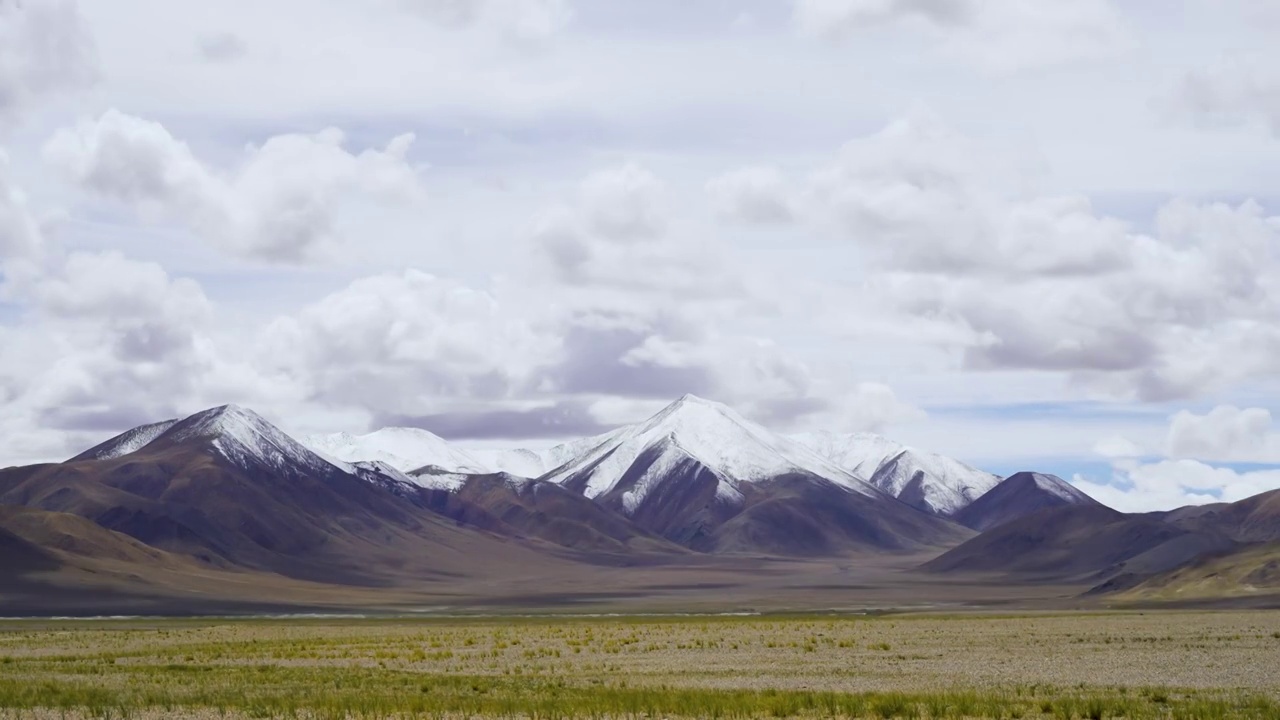 西藏阿里地区雪山风光延时摄影，西藏高原云景延时视频视频素材