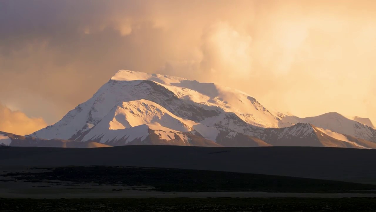 西藏阿里地区纳木那尼峰日落延时摄影，雪山日落视频视频素材