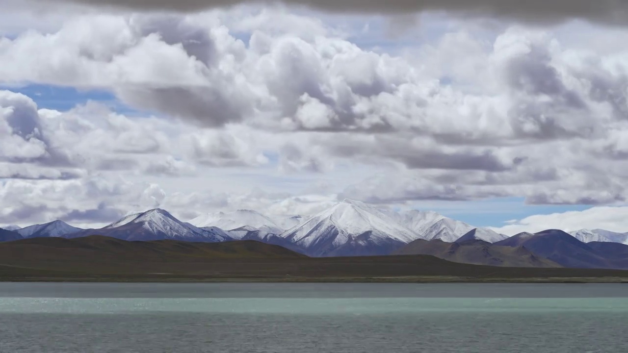 西藏阿里地区神山圣湖延时摄影，高原雪山湖泊风光视频素材