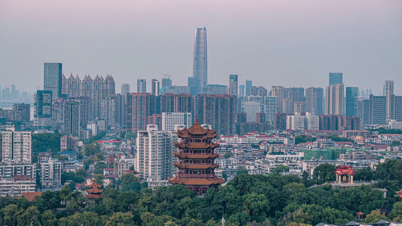 黄鹤楼与绿地中心日转夜延时视频下载