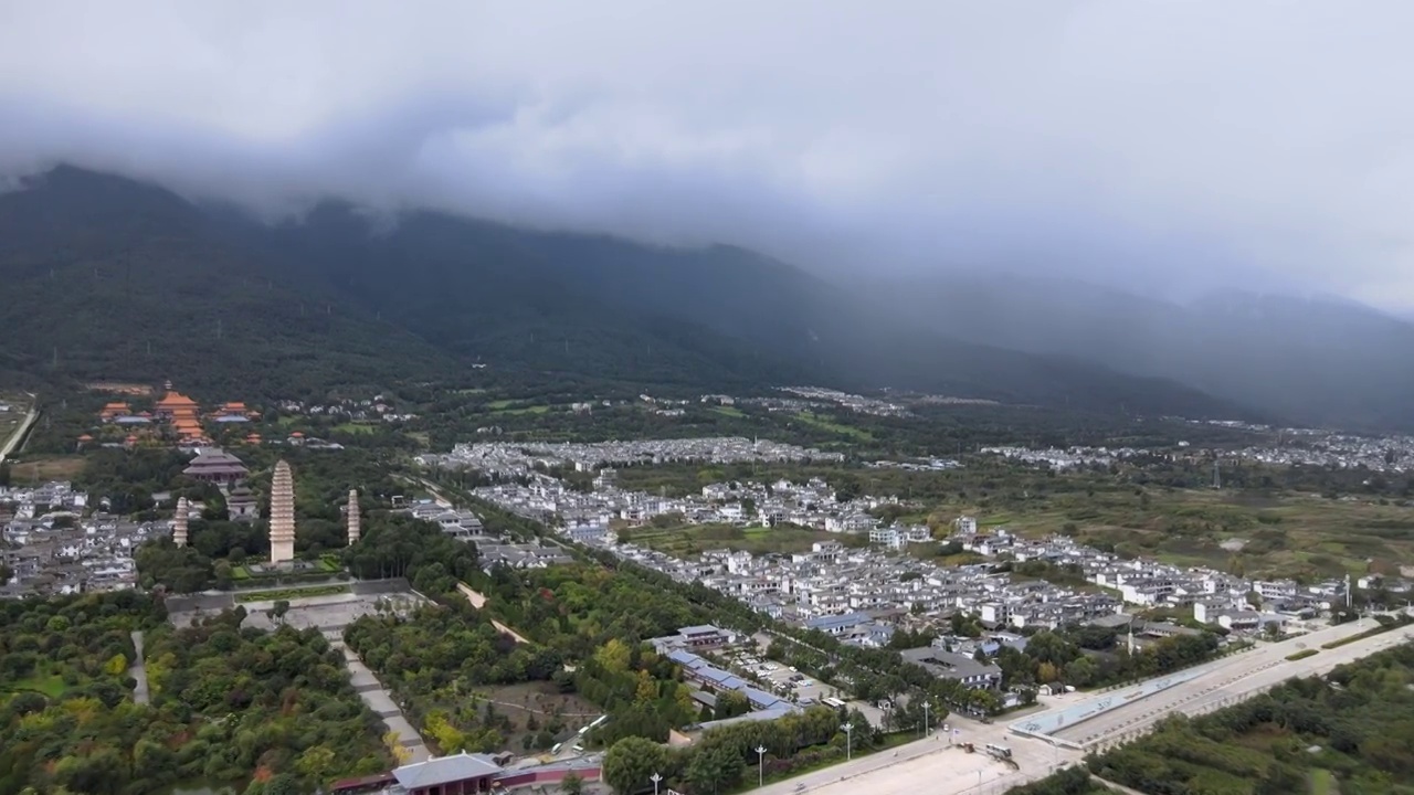 云南大理苍山洱海崇圣寺三塔城镇平原地区风光大疆航拍视频素材