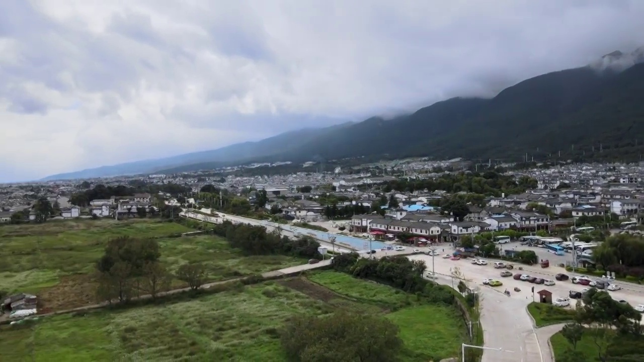 云南大理苍山洱海崇圣寺三塔城镇平原地区风光大疆航拍视频素材