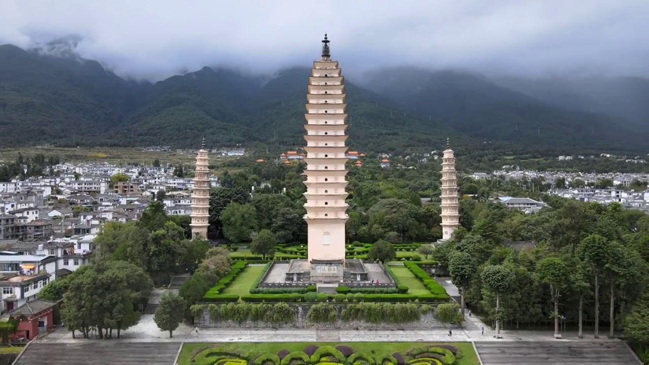 云南大理苍山洱海崇圣寺三塔城镇平原地区风光大疆航拍视频素材