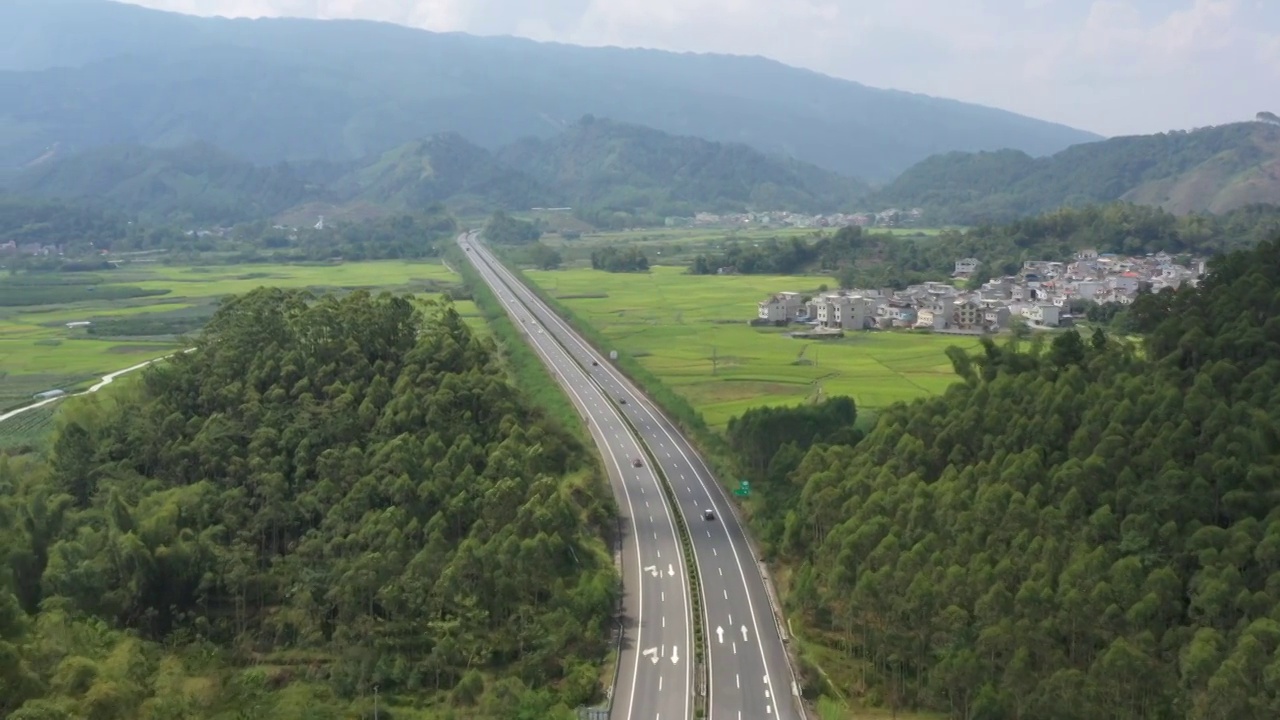 阳光下广西百色群山间的高速公路视频素材