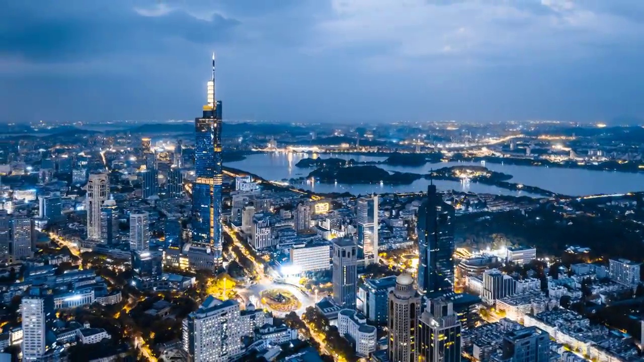 中国江苏南京紫峰大厦和城市天际线环绕延时摄影航拍夜景视频素材