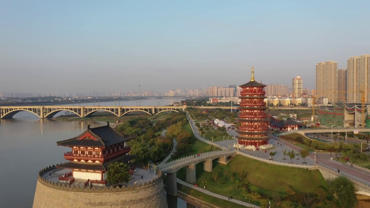 河南洛阳洛河河畔朱樱塔与城市天际线户外风光航拍视角视频素材