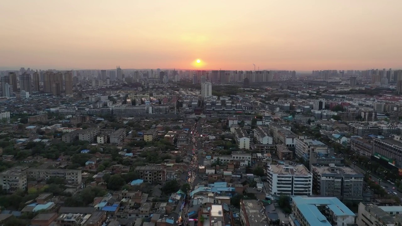 河南洛阳老城区丽景门秋季日落时分户外风光航拍视角视频素材