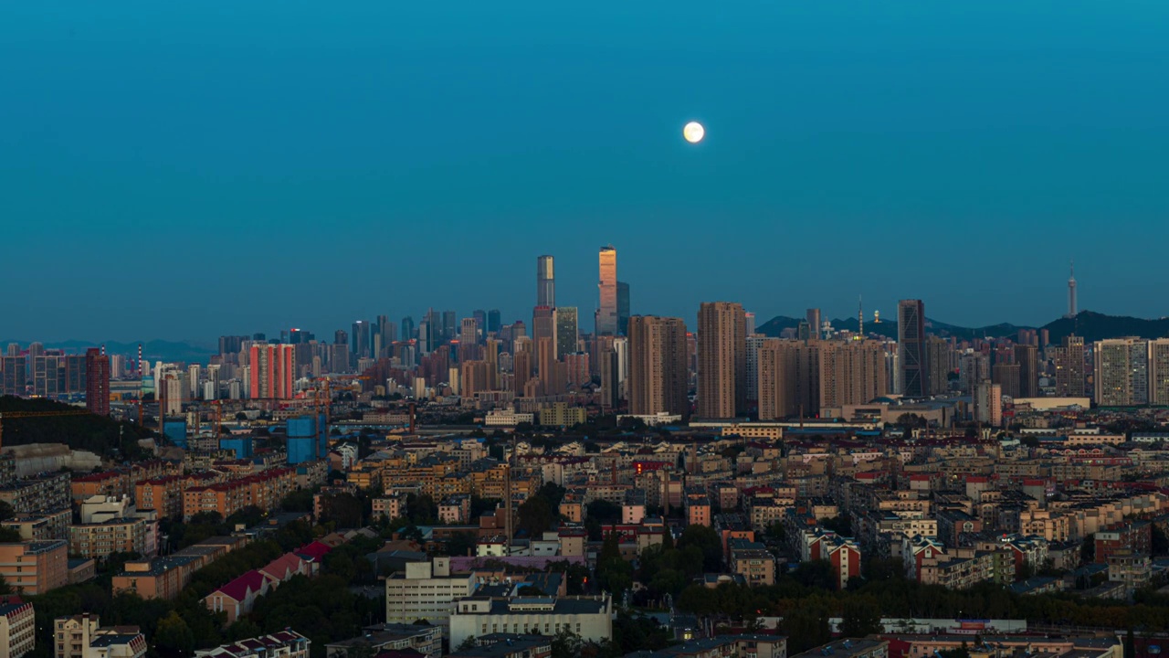 大连明月，当阴影慢慢笼罩大地的时候，一轮明月升视频素材