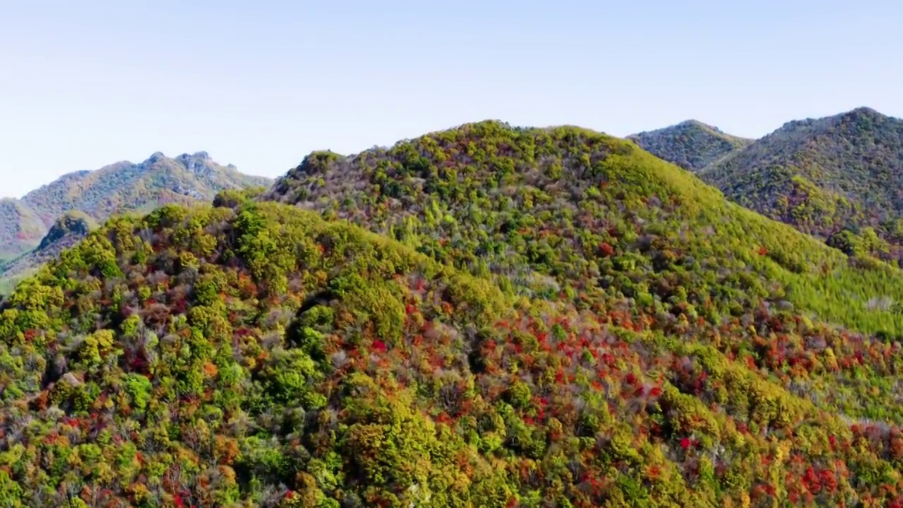 辽宁本溪天华山山峰航拍上升视频素材