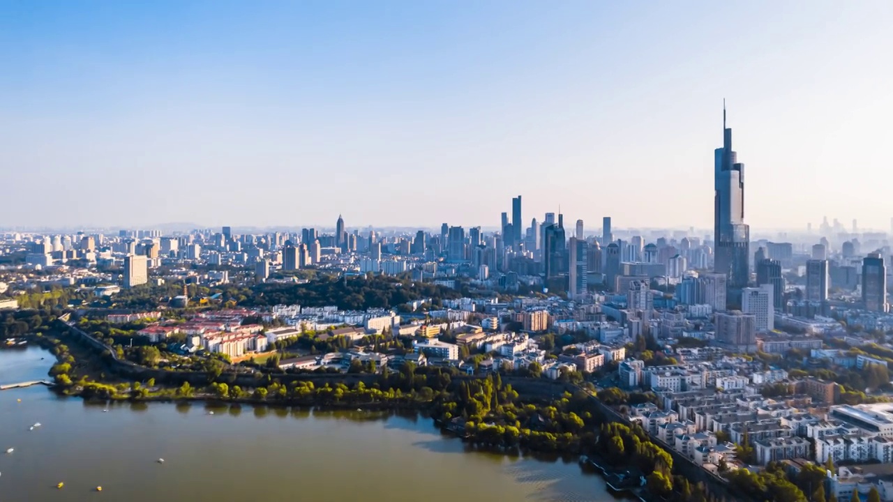 中国江苏南京玄武湖游船和紫峰大厦城市天际线延时摄影航拍视频素材