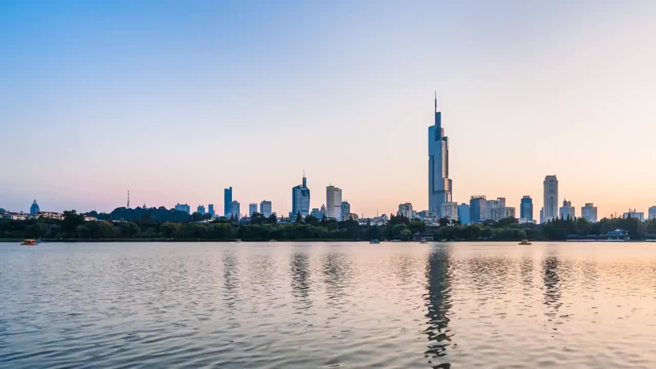 中国江苏南京玄武湖游船和紫峰大厦城市天际线延时摄影夜景视频素材