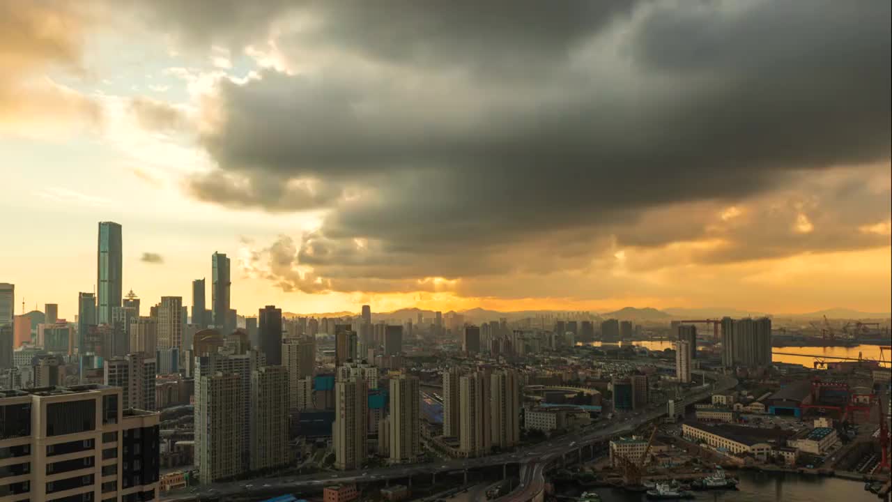 大连晚霞，东港俯瞰市区天际线，非常漂亮。视频素材