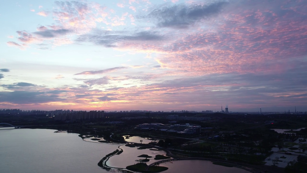 俯瞰夕阳中的河流视频素材