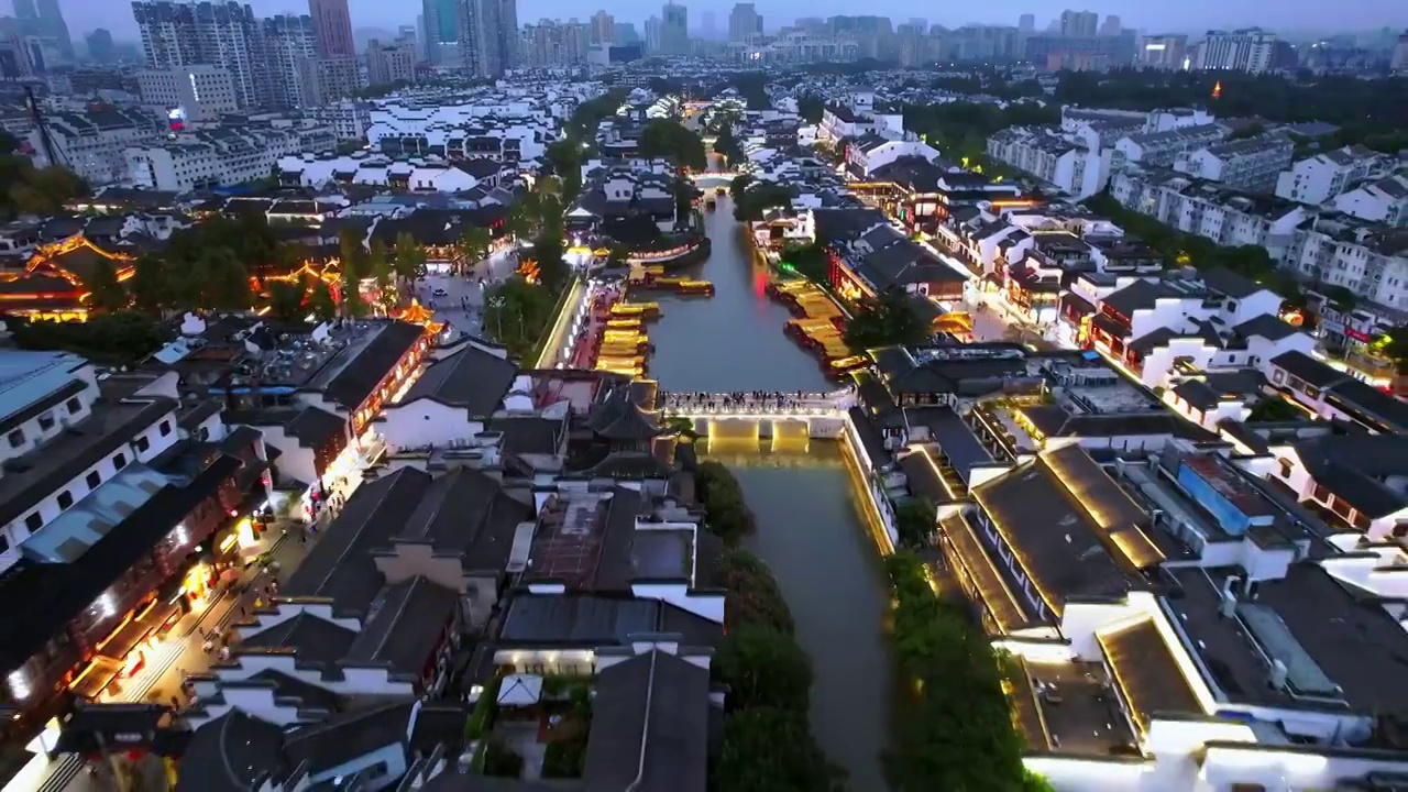 中国江苏南京秦淮河上的游船和游客夜景航拍视频素材