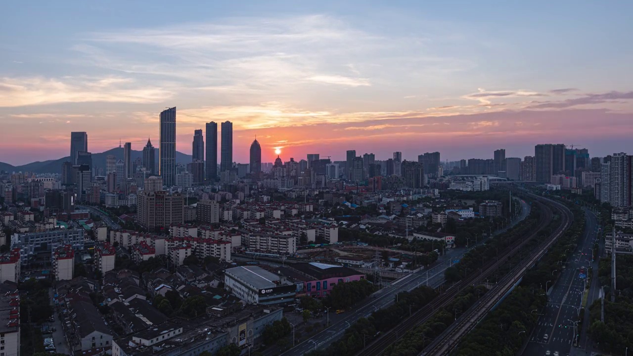 江苏省无锡市城市天际线及高铁日转夜延时视频素材