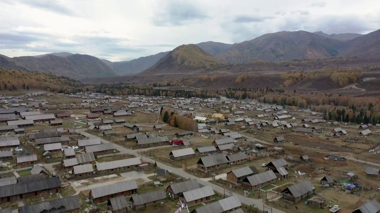 禾木村，木屋，乡村，田园风光，村落，房屋，建筑，新疆秋天视频素材