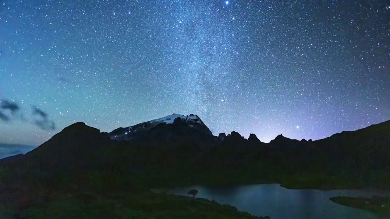 哈巴雪山 湾海星空延时摄影视频素材