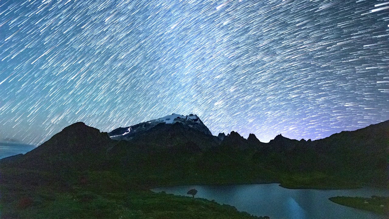 哈巴雪山 湾海星空星轨延时摄影视频素材