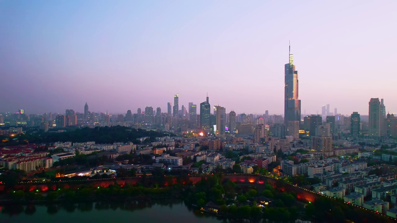 中国江苏南京玄武湖和紫峰大厦城市天际线影航拍夜景视频素材